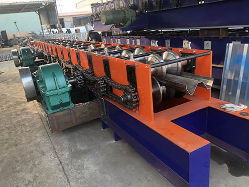 高速護(hù)欄成型機(jī)