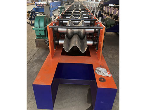高速護(hù)欄成型機(jī)